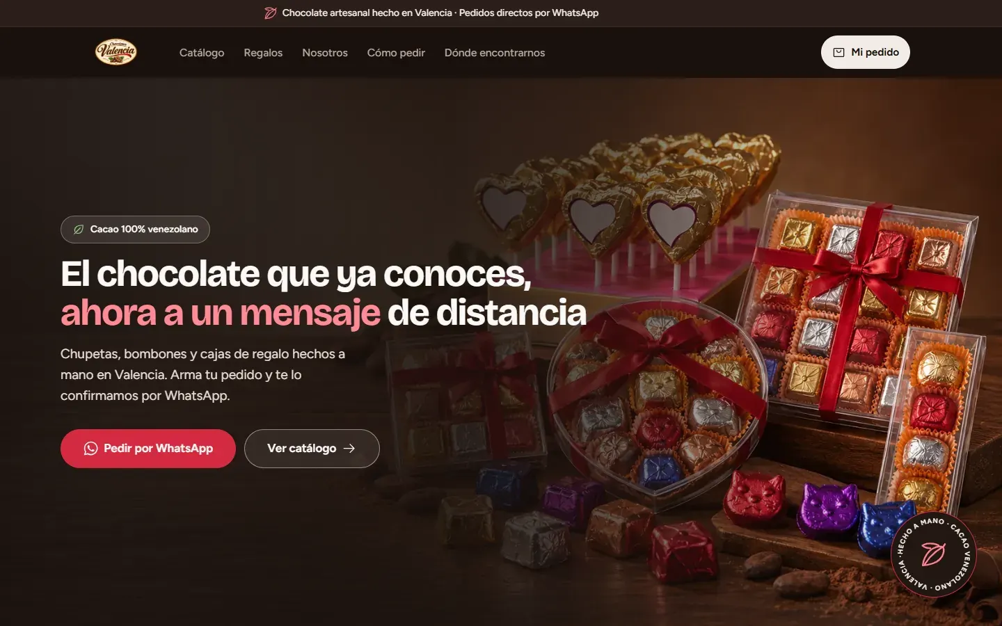 Portada de Chocolates Valencia con cajas de bombones y chupetas de corazón, y el titular «El chocolate que ya conoces, ahora a un mensaje de distancia»